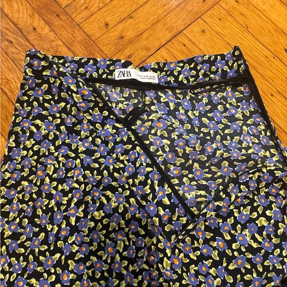 Zara Skirt w/ fabric covered buttons - Picture 4 of 5